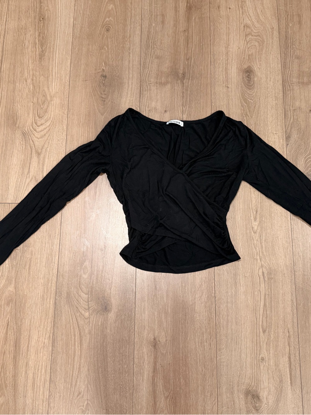 Black Long Sleeve V-Neck Cropped Top